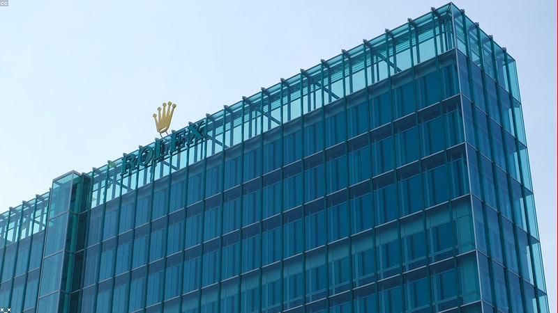 爱动漫网dfls团队在动漫主题墙前一起创作讨论